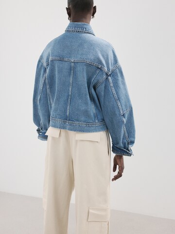 MANGO Prehodna jakna 'KIKA' | modra barva