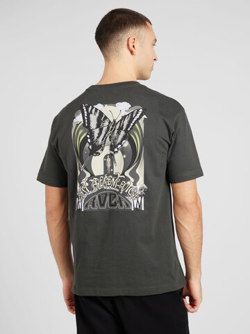 RVCA T-Shirt 'FLY HIGH' in Grau: predná strana