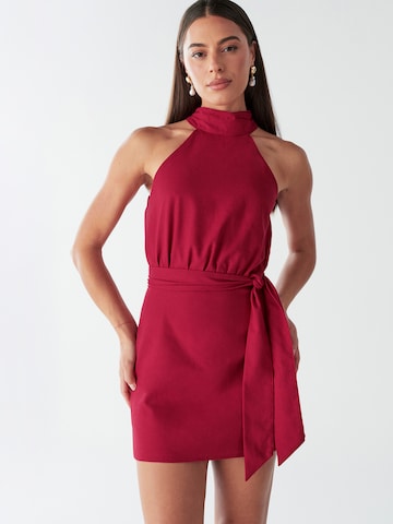 Rochie de la BWLDR pe roșu: față