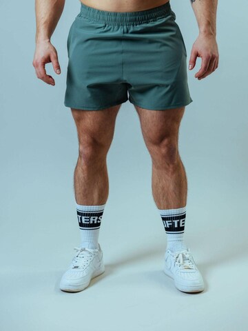 Coupe slim Pantalon de sport 'Raw Gym Shorts - Short Cut' Lifters en vert : devant