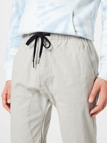 Cotton On Tapered Broek 'DRAKE' in Grijs