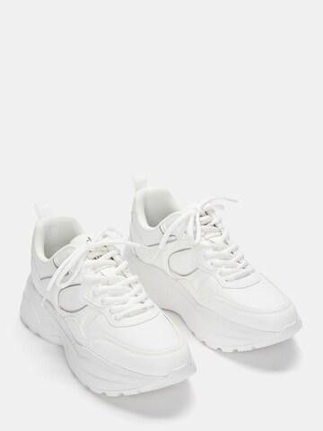 Sneaker bassa di Pull&Bear in bianco