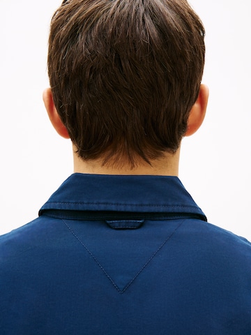 Tommy Jeans Демисезонная куртка в Синий