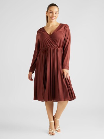 Abito 'Cleo Dress' di ABOUT YOU Curvy in marrone: frontale