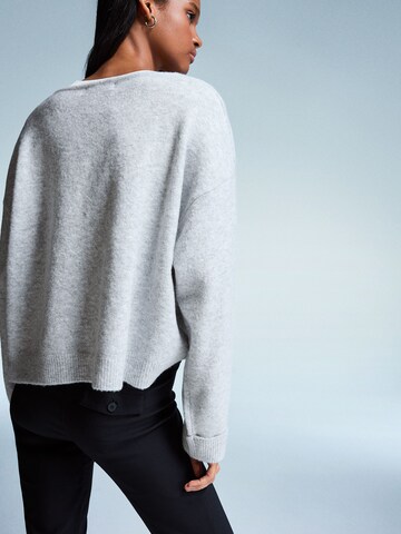 Bershka Sweter w kolorze szary
