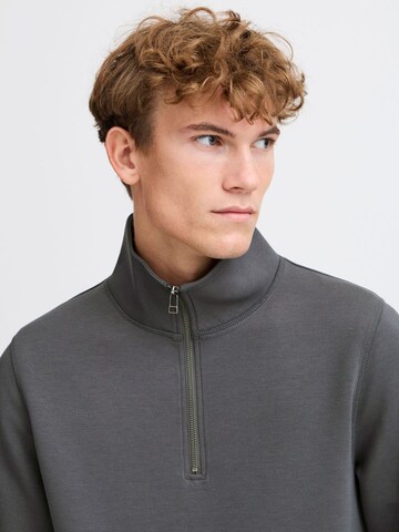 Casual Friday - Sweatshirt 'Sebastian' em cinzento