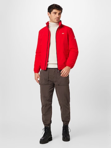 Tommy Jeans Overgangsjakke 'Essential' i rød
