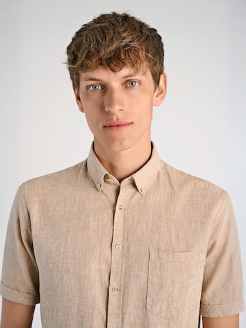 Coupe regular Chemise Lindbergh en beige