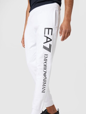Tapered Pantaloni di EA7 Emporio Armani in bianco