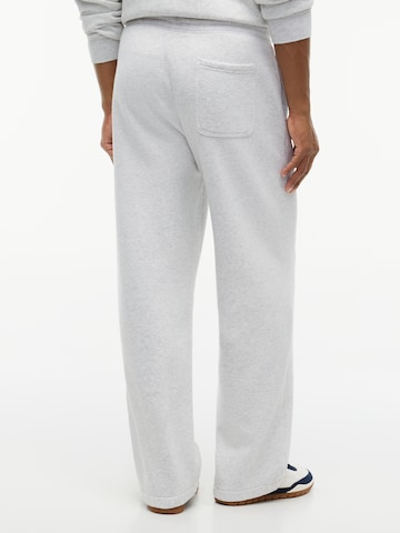 Tommy Jeans Regular Byxa i grå