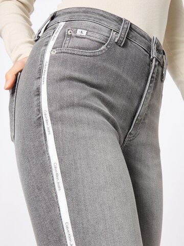 Calvin Klein Jeans Slimfit Farkut värissä harmaa