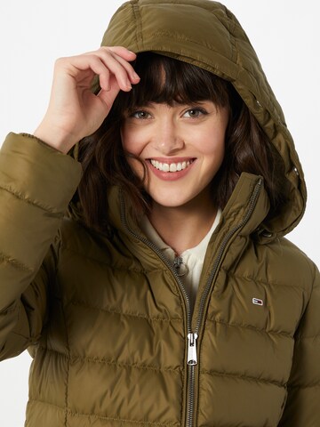 Tommy Jeans Kurtka zimowa 'Essential' w kolorze zielony