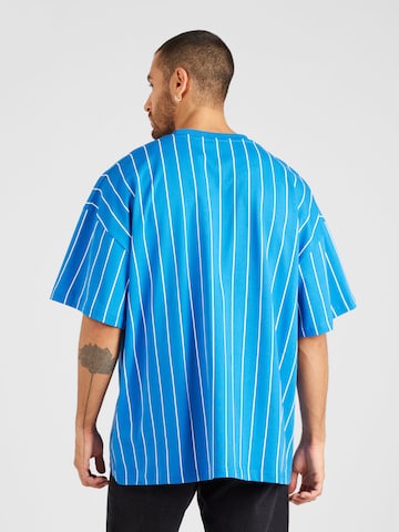 Tricou 'Pinstripe' de la Karl Kani pe albastru