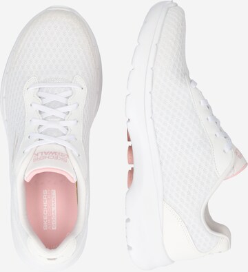 Baskets basses SKECHERS en blanc