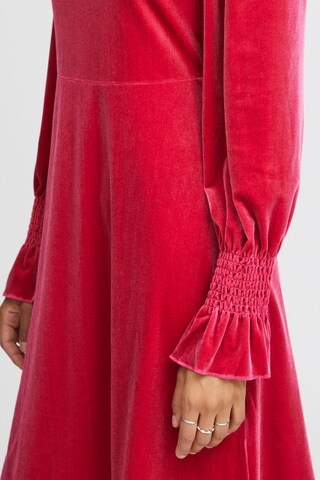 b.young - Vestido en rosa