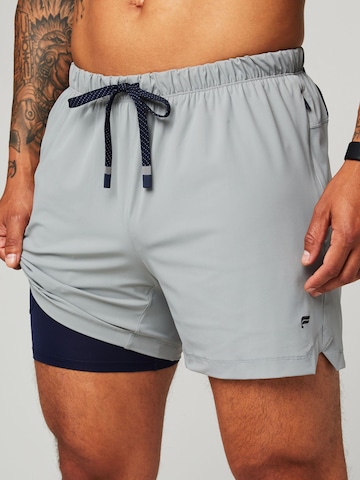 Fabletics Regular Shorts 'The One' in Grau: Vorderseite