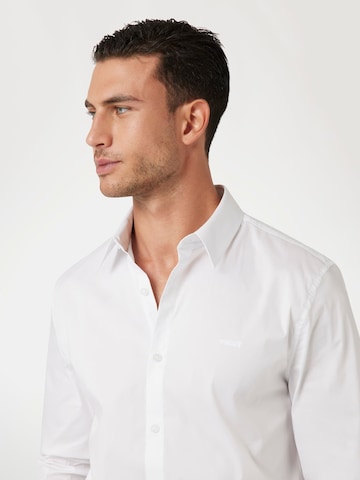GUESS Slim fit Srajca | bela barva