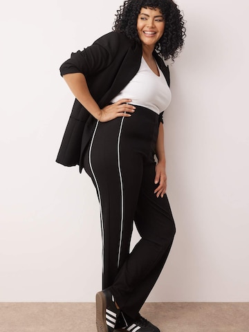 regular Pantaloni di Trendyol Curve in nero