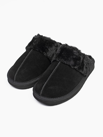 Minnetonka - Pantufa 'Chesney' em preto