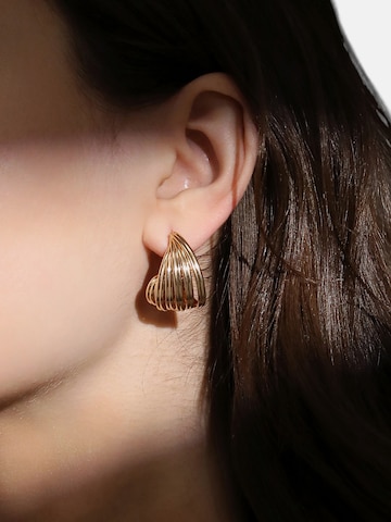 SOHI Earrings 'Tabby' in Gold: front