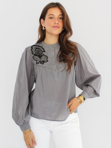 Honnête Atelier Blouse 'Feather' in Grijs: voorkant