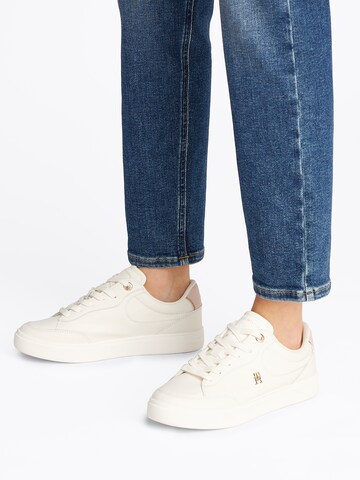Sneaker bassa 'Essential Chic Court' di TOMMY HILFIGER in bianco