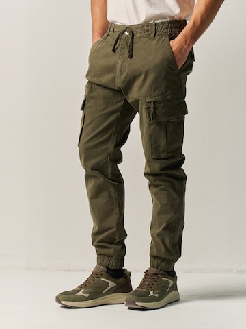 Tapered Pantaloni cu buzunare de la KOROSHI pe verde