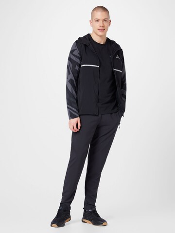 ADIDAS PERFORMANCE Sportjacke 'Own The Run Seasonal' in Schwarz