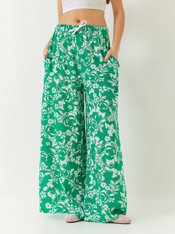 Bianco Lucci Wide leg Trousers in Green: front