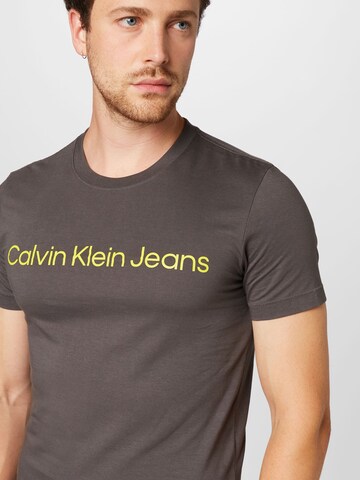 Calvin Klein Jeans Футболка в Серый