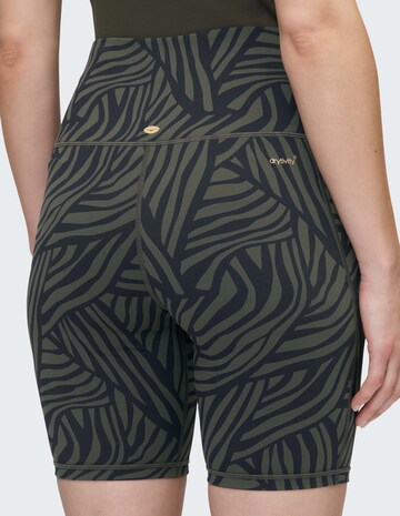VENICE BEACH Skinny Sportshorts in Grün