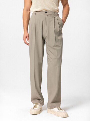 Antioch Regular Trousers with creases 'Mirko' in Green: front