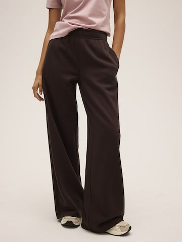 Pantaloni 'CALICE regular wide graphic sweat pants' di FILA in marrone: frontale