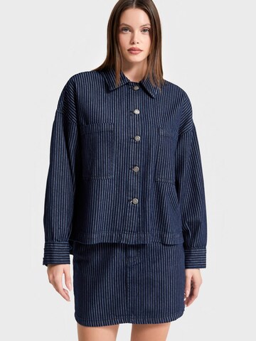 IT'S BASIC Oversized shirt 'Oversized Pinstriped Denim Shirt' in Blauw: voorkant