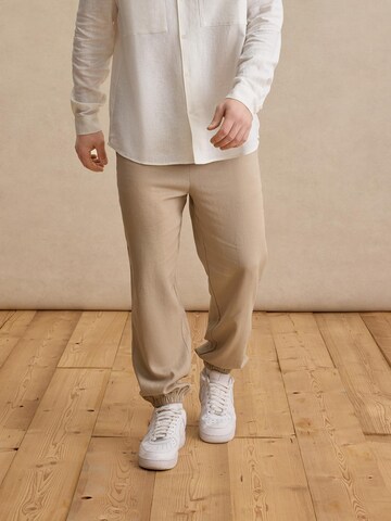 Effilé Pantalon 'Gino' DAN FOX APPAREL en beige : devant