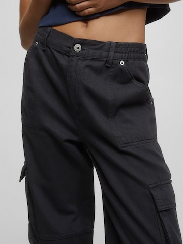 Pull&Bear Широка кройка Карго дънки в сиво
