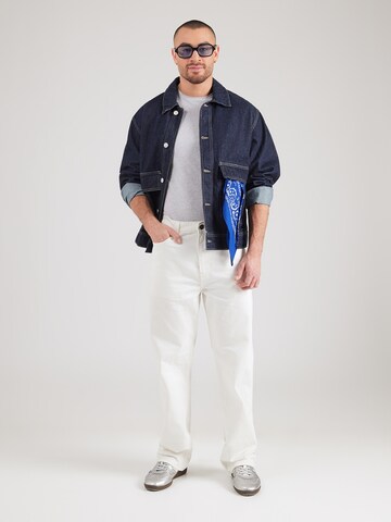 Tricou 'CALEB HERO' de la GUESS pe gri