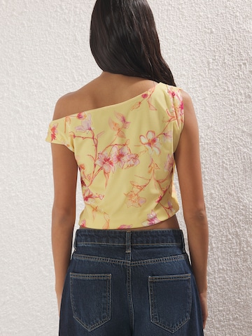 Trendyol - Top en amarillo