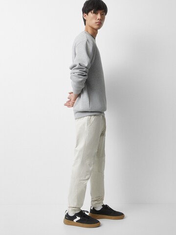 Pull&Bear Tapered Broek in Grijs: voorkant