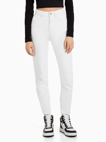 Bershka Regular Jeans in White: front