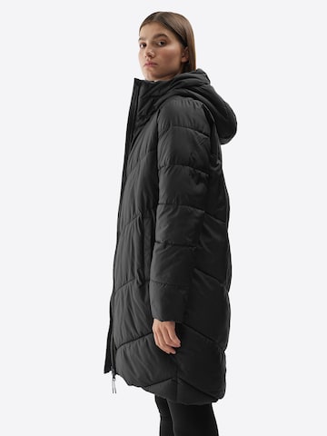 4F Zimní kabát – černá