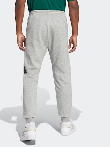 ADIDAS SPORTSWEAR - Tapered Pantalón deportivo en gris: atrás