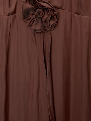 Rochie de la Pull&Bear pe maro