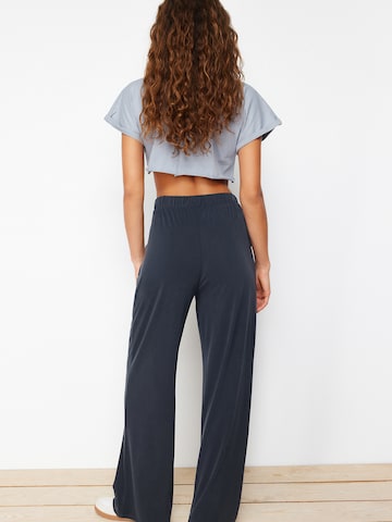 Trendyol Bő szár Élére vasalt nadrágok - szürke