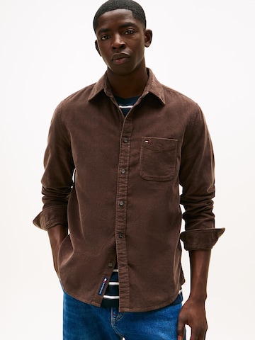 ruda Tommy Jeans Standartinis modelis Marškiniai: priekis