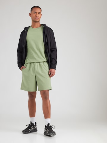 Largi Pantaloni de la new balance pe verde