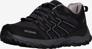 Sneaker bassa di SKOGAN in nero: frontale