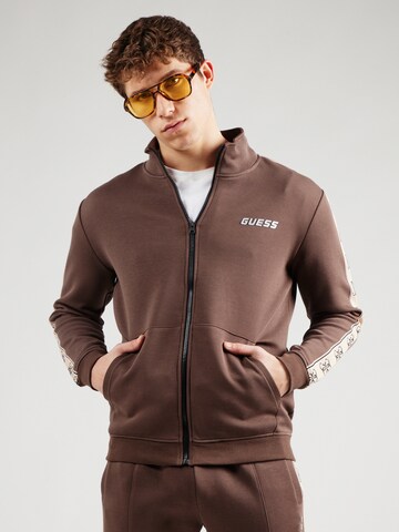 GUESS Sportsweatshirt 'MICKEY' in Braun: Vorderseite