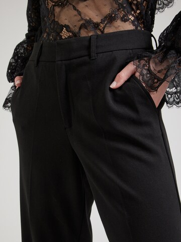 Wide leg Pantaloni con piega frontale di s.Oliver in nero