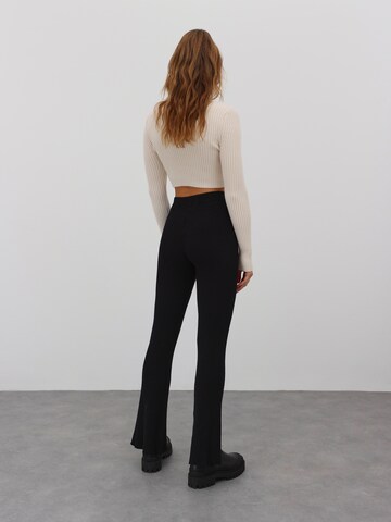 EDITED Flared Broek 'Enora' in Zwart